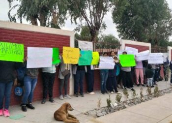 Protestan en la SEGE por falta de maestros en telesecundaria de Mexquitic