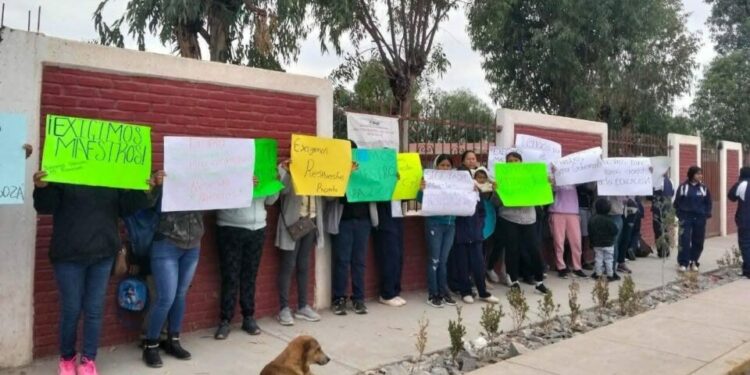 Protestan en la SEGE por falta de maestros en telesecundaria de Mexquitic
