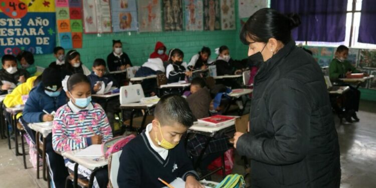 Inicia aplicación del horario invernal en primarias de San Luis Potosí