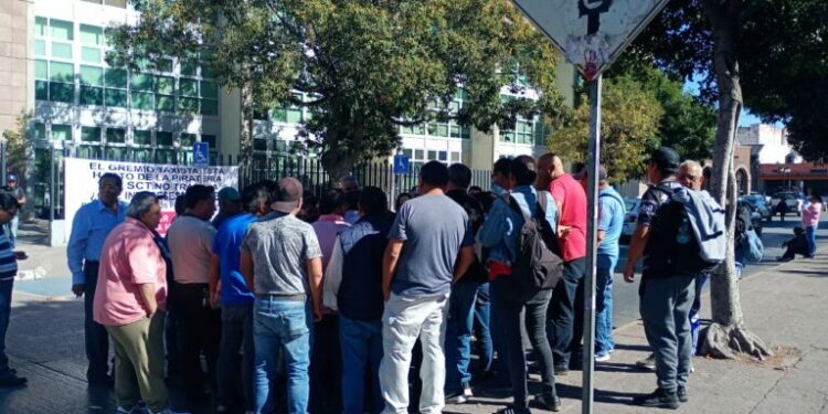 Taxistas exigen destitución de Araceli Martínez de la SCT
