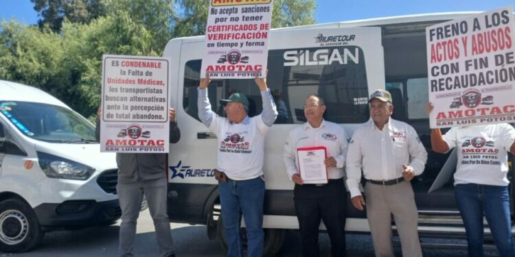 Transportistas protestan con caravana por falta de citas para sacar licencias y multas