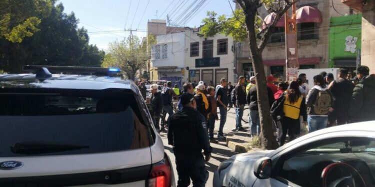 Riña por conflicto vial deja a un taxista lesionado; agresor fue detenido