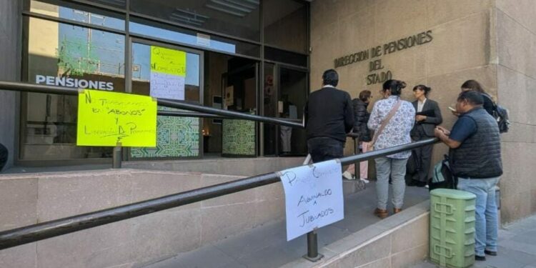Jubilados exigen pago completo de su aguinaldo