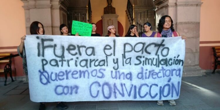 Estudiantes de Derecho exigen directora con perspectiva de género