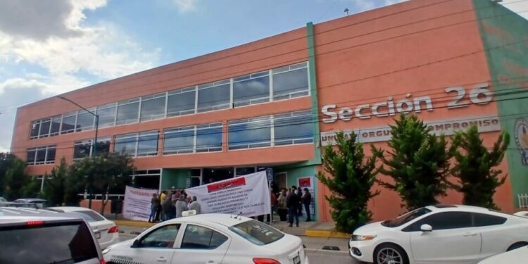 Maestros jubilados y pensionados protestan para exigir los pagos de bonos del Fopresyr