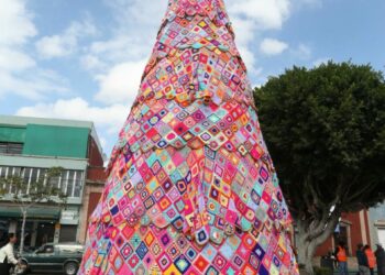 El Árbol Navideño de Crochet ilumina la Plaza del Carmen con arte y tradición