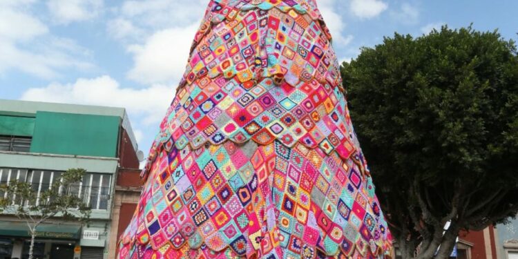 El Árbol Navideño de Crochet ilumina la Plaza del Carmen con arte y tradición