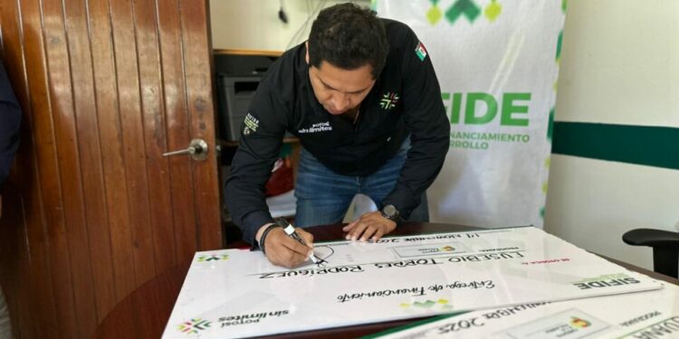 Sifide entrega 350 mil pesos en apoyo a zonas afectadas por inundaciones en Tamazunchale y Axtla