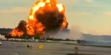 Avión de carga se desploma en aeropuerto de Kentucky; hay 9 muertos