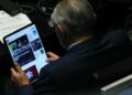 Otra vez sorprenden a Adán Augusto viendo deportes en el Senado