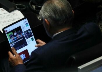 Otra vez sorprenden a Adán Augusto viendo deportes en el Senado