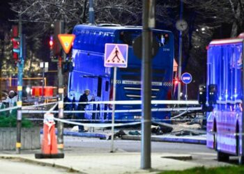 Autobús atropella a varias personas en Estocolmo; hay muertos y heridos