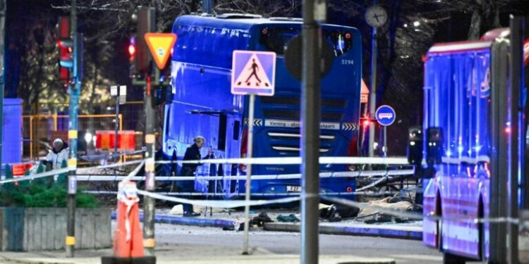 Autobús atropella a varias personas en Estocolmo; hay muertos y heridos