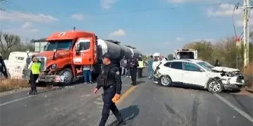 Múltiple choque deja un vehículo volcado en Villa de Reyes
