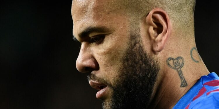De futbolista a predicador; Dani Alves es visto dando sermón en España