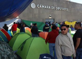 La CNTE instala plantón en inmediaciones de la Cámara de Diputados