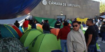 La CNTE instala plantón en inmediaciones de la Cámara de Diputados