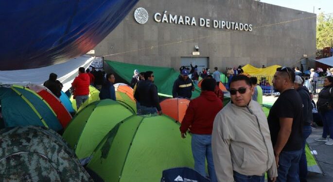 La CNTE instala plantón en inmediaciones de la Cámara de Diputados