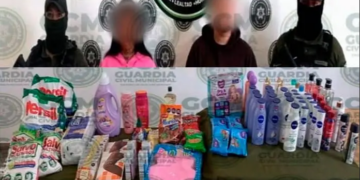 Detienen a pareja por presunto robo en Aurrerá de Soledad