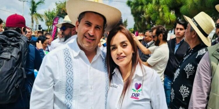 Esposa de Carlos Manzo ocuparía alcaldía de Uruapan
