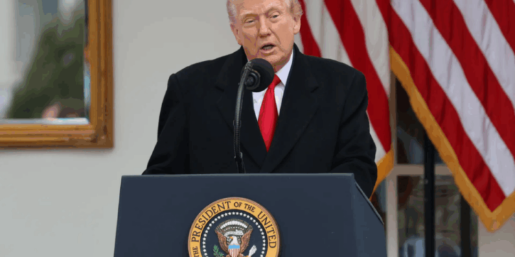 Trump llama “estúpida” a reportera por cuestionarlo sobre Biden