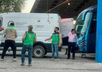 Muere mecánico al ser aplastado por un autobús