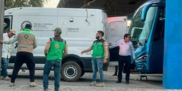 Muere mecánico al ser aplastado por un autobús