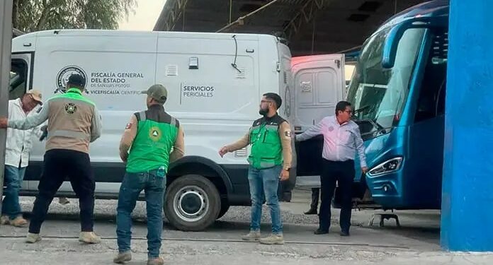 Muere mecánico al ser aplastado por un autobús