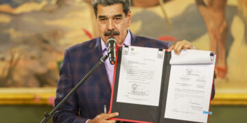 Maduro ordena crear comandos de defensa en caso de ‘lucha armada’ ante despliegue de EE.UU.