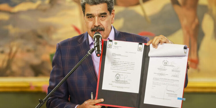 Maduro ordena crear comandos de defensa en caso de ‘lucha armada’ ante despliegue de EE.UU.