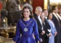 La Reina Letizia deslumbra con vestido azul cobalto, una histórica tiara y el pelo rizado en la cena en honor al sultán de Omán