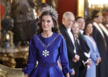 La Reina Letizia deslumbra con vestido azul cobalto, una histórica tiara y el pelo rizado en la cena en honor al sultán de Omán