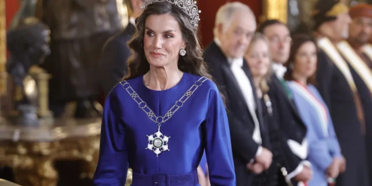 La Reina Letizia deslumbra con vestido azul cobalto, una histórica tiara y el pelo rizado en la cena en honor al sultán de Omán