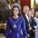 La Reina Letizia deslumbra con vestido azul cobalto, una histórica tiara y el pelo rizado en la cena en honor al sultán de Omán