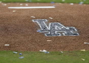 Agentes de migración cercan el estadio de los Dodgers tras el festejo de la Serie Mundial