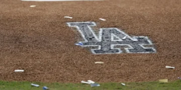 Agentes de migración cercan el estadio de los Dodgers tras el festejo de la Serie Mundial