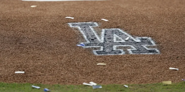 Agentes de migración cercan el estadio de los Dodgers tras el festejo de la Serie Mundial