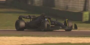 ‘Checo’ Pérez ya rueda con Cadillac, pero con un Ferrari negro