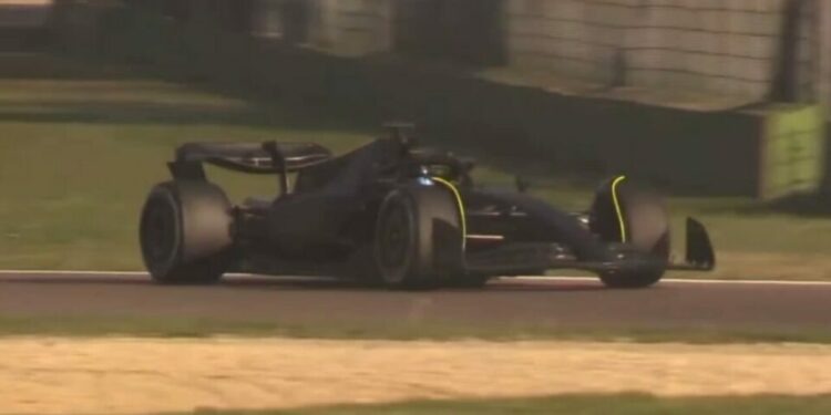 ‘Checo’ Pérez ya rueda con Cadillac, pero con un Ferrari negro