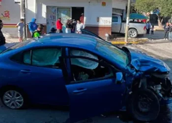Camioneta termina dentro de una pastelería tras fuerte choque
