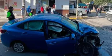 Camioneta termina dentro de una pastelería tras fuerte choque