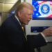 “¡Cállate cerdita!”: Trump calló a reportera por preguntarle sobre Epstein