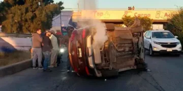 Camioneta vuelca en Salvador Nava; sin lesionados graves