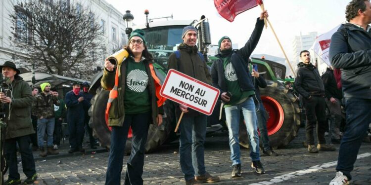 Protestas masivas de agricultores contra el acuerdo con el Mercosur paralizan Bruselas durante la cumbre de la Unión Europea