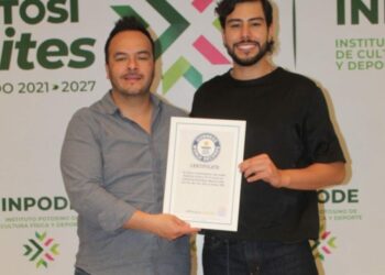 David Olvera recibió el certificado de Guinness