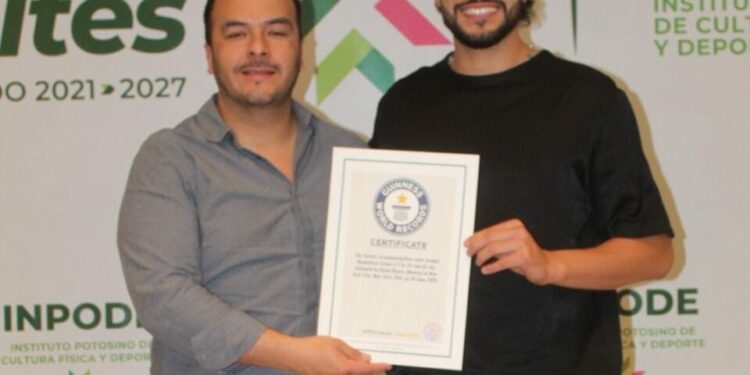 David Olvera recibió el certificado de Guinness