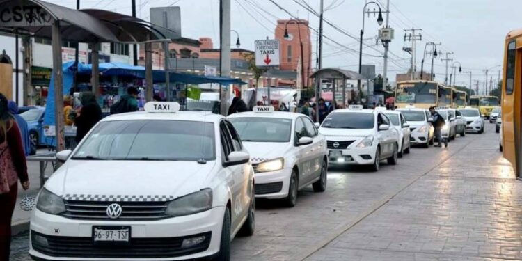 Otorgan concesión de taxis a mujer por mandato judicial