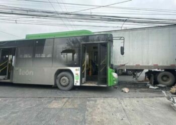 Choque entre camión de pasajeros y tráiler deja 28 heridos en NL