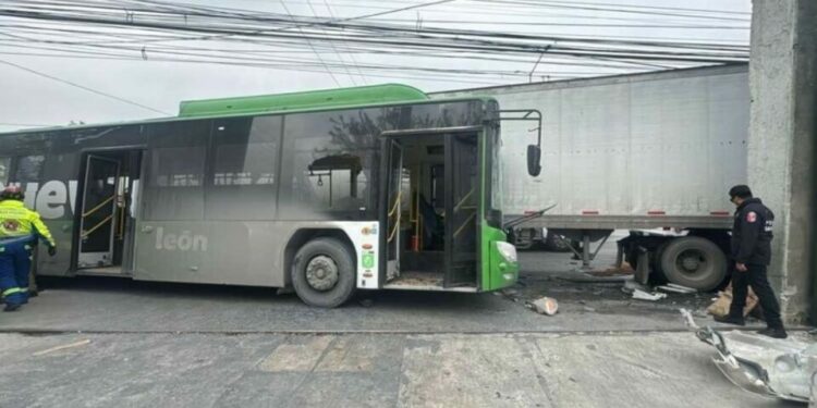 Choque entre camión de pasajeros y tráiler deja 28 heridos en NL