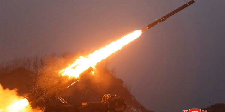 Corea del Norte prueba misiles de largo alcance para medir su respuesta contraofensiva y capacidad de combate